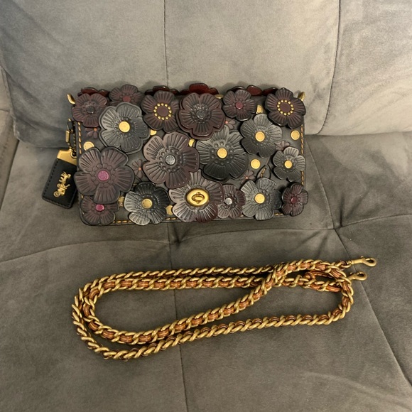 Coach dinky tea rose black EUC - Picture 1 of 11